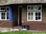 Ingang met opmerkelijke blauw betegelde pilaar.
<br/>
Gert-Jan Lobbes, 2018